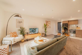 Designer 2BR Flat - Outdoor Sitting & Cozy Ambiance